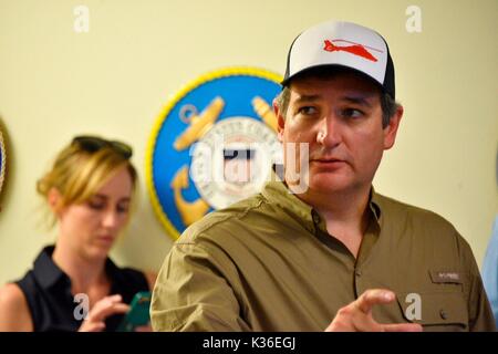 Houston, USA. 31 Aug, 2017. Der US-Senator Ted Cruz von Texas dank Küstenwache Crew Mitglieder bei einem Besuch in Sektor Houston-Galveston Operations Center in der Nachmahd des Hurrikans Harvey 31. August 2017 in Houston, Texas. Credit: Planetpix/Alamy leben Nachrichten Stockfoto