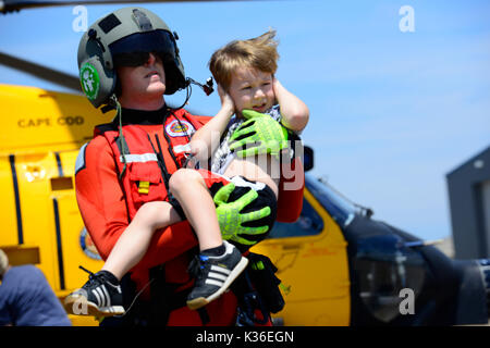 Houston, USA. 31 Aug, 2017. U.S. Coast Guard Rettungsschwimmerin Evan Galant trägt ein Junge von einem MH-60 Jayhawk Helikopter nach der Evakuierung in der Nachmahd des Hurrikans Harvey 31. August 2017 in Houston, Texas. Credit: Planetpix/Alamy leben Nachrichten Stockfoto