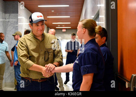 Houston, USA. 31 Aug, 2017. Der US-Senator Ted Cruz von Texas dank der Küstenwache Besatzungsmitglied bei einem Besuch in Sektor Houston-Galveston Operations Center in der Nachmahd des Hurrikans Harvey 31. August 2017 in Houston, Texas. Credit: Planetpix/Alamy leben Nachrichten Stockfoto