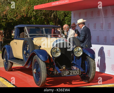 Hampton Court Palace, UK, 1. September, 2017. Prinz Michael von Kent öffnet der Concours von Eleganz mit bis 2100, ein 1928 Vintage Bentley 4,5 Liter Drophead Coupé. Dies ist einer von nur acht mit Aufbauten von Victor Besen mühsam wieder zusammengebaut von William Metcalf ohne Sanierung oder Wiederherstellung von demontierten Teile gefunden über ein Haus in Central London verstreut. Marc Wainwright Fotografie/Alamy leben Nachrichten Stockfoto