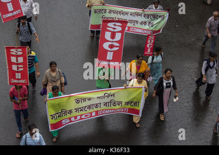 Kolkata, Indien. 01 Sep, 2017. Kolkata, Indien, 01. September 2017. Linkspartei Arbeitnehmer mit Plakaten, Proteste gegen Indien - US wachsende Partnerschaft Im anti-imperialistischen Rallye gesehen. Credit: Sudip Maiti/Alamy leben Nachrichten Stockfoto