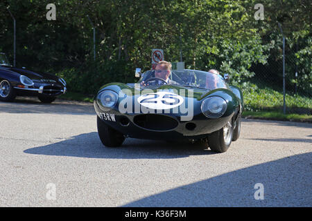 Fünf historischen D-Type Jaguar besuchen, Brooklands, Weybridge, Surrey, England, UK. 1. September 2017. D-Type Jaguar gewann die 24 Stunden von Le Mans Rennen 1955, 1956 und 1957. 1957, D-Typen wurden 1-2-3-4-6 platziert, mit nur einem einsamen Ferrari im 5. verderben die Parade. In Bild, Auto nummeriert '25' (Jaguar arbeitet, XKD 605, "lange Nase") 6. In Le Mans 1956. Stockfoto