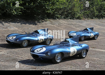 Fünf historischen D-Type Jaguar besuchen, Brooklands, Weybridge, Surrey, England, UK. 1. September 2017. D-Type Jaguar gewann die 24 Stunden von Le Mans Rennen 1955, 1956 und 1957. 1957, D-Typen wurden 1-2-3-4-6 platziert, mit nur einem einsamen Ferrari im 5. verderben die Parade. In Bild, auf der Mitglieder Banking gezeigt, Auto Nummer '3' (Ecurie Ecosse, XKD 606) ist der Le Mans Sieger und Auto '15' (Ecurie Ecosse, XKD 603) kam an zweiter Stelle. Auto '6' (Ecurie Ecosse, XKD 504) war der erste lange Nase D-Typ gebaut. Stockfoto