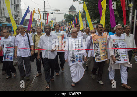 Kolkata, Indien. 01 Sep, 2017. Kolkata, Indien, 01. September 2017. Linke vordere Vorsitzender Biman Basu führt der anti-imperialistischen Rallye. Credit: Sudip Maiti/Alamy leben Nachrichten Stockfoto
