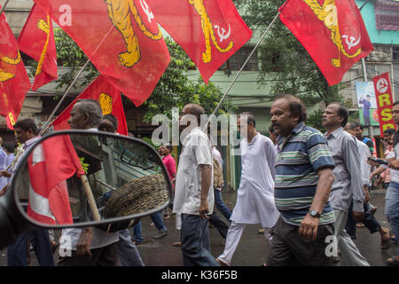 Kolkata, Indien. 01 Sep, 2017. Kolkata, Indien, 01. September 2017. Menschen, die die Partei Flaggen in der anti-imperialistischen Rallye. Credit: Sudip Maiti/Alamy leben Nachrichten Stockfoto