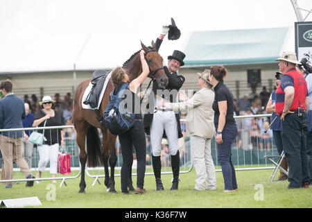 Stamford, Lincolnshire, Großbritannien. 1. September 2017. Burghley Horse Trials Mark Todd steigt von seinem Pferd nach Abschluss in der Dressur und gratuliert durch andere Kredite: Steve Brownley/Alamy leben Nachrichten Stockfoto