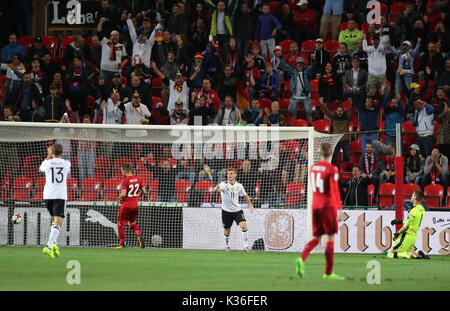 Prag, Tschechische Republik. 01 Sep, 2017. Deutschlands Timo Werner (11, M) feiert die 1:0 Führung für seine Seite während der Tschechischen Torhüter Tomas Vaclik (R) enttäuscht kniet auf der Grünen während der Fußball WM Qualifikation Gruppe Gruppenspiel zwischen Deutschland und der Tschechischen Republik in der Eden-Arena in Prag, Tschechische Republik, 01. September 2017. Foto: Jan Woitas/dpa/Alamy leben Nachrichten Stockfoto