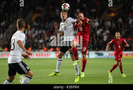 Prag, Tschechische Republik. 01 Sep, 2017. Deutschlands Thomas Mueller (M) und der Tschechischen Republik Jan Boril wetteifern um die Kugel während der Fußball WM Qualifikation Gruppe Gruppenspiel zwischen Deutschland und der Tschechischen Republik in der Eden-Arena in Prag, Tschechische Republik, 01. September 2017. Foto: Jan Woitas/dpa/Alamy leben Nachrichten Stockfoto