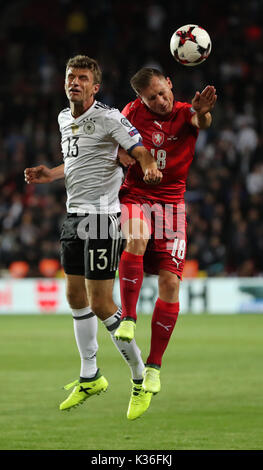 Prag, Tschechische Republik. 01 Sep, 2017. Deutschlands Thomas Mueller (L) und der Tschechischen Republik Jan Boril wetteifern um die Kugel während der Fußball WM Qualifikation Gruppe Gruppenspiel zwischen Deutschland und der Tschechischen Republik in der Eden-Arena in Prag, Tschechische Republik, 01. September 2017. Foto: Jan Woitas/dpa/Alamy leben Nachrichten Stockfoto