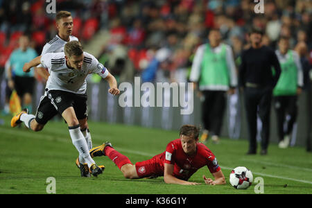 Prag, Tschechische Republik. 01 Sep, 2017. Deutschlands Matthias Ginter (M) und der Tschechischen Republik Jan Kopic wetteifern um die Kugel während der Fußball WM Qualifikation Gruppe Gruppenspiel zwischen Deutschland und der Tschechischen Republik in der Eden-Arena in Prag, Tschechische Republik, 01. September 2017. Foto: Jan Woitas/dpa/Alamy leben Nachrichten Stockfoto
