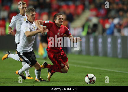 Prag, Tschechische Republik. 01 Sep, 2017. Deutschlands Matthias Ginter (L) und der Tschechischen Republik Jan Kopic wetteifern um die Kugel während der Fußball WM Qualifikation Gruppe Gruppenspiel zwischen Deutschland und der Tschechischen Republik in der Eden-Arena in Prag, Tschechische Republik, 01. September 2017. Foto: Jan Woitas/dpa/Alamy leben Nachrichten Stockfoto