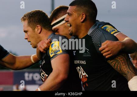 - Newcastle upon Tyne, England, 1 September 2017. Callum Küken und Josh Matavesi von Newcastle Falcons gratulieren Alex Tait, Links, scorer von Ihren ersten Versuchen, gegen Worcester Warriors im AVIVA Premiership Gleichen bei Kingston Park. Credit: Colin Edwards/Alamy Leben Nachrichten. Stockfoto