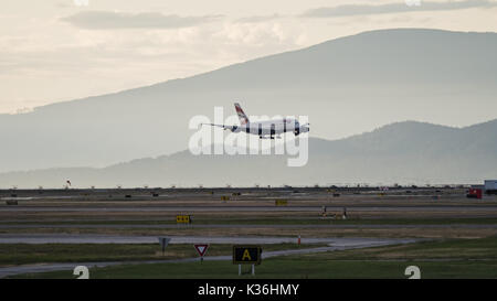 Richmond, British Columbia, Kanada. 30 Aug, 2017. Einen British Airways Airbus A380 Superjumbo wide-Body Jet Airliner landet auf Vancouver International Airport. Credit: bayne Stanley/ZUMA Draht/Alamy leben Nachrichten Stockfoto