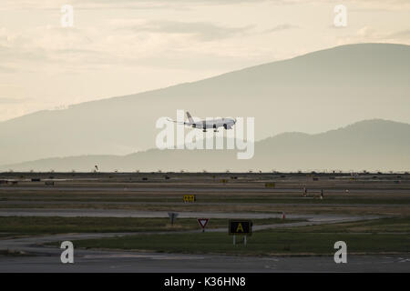Richmond, British Columbia, Kanada. 30 Aug, 2017. Eine China Airlines Airbus A350 wide-Body Jet Airliner landet auf Vancouver International Airport. Credit: bayne Stanley/ZUMA Draht/Alamy leben Nachrichten Stockfoto