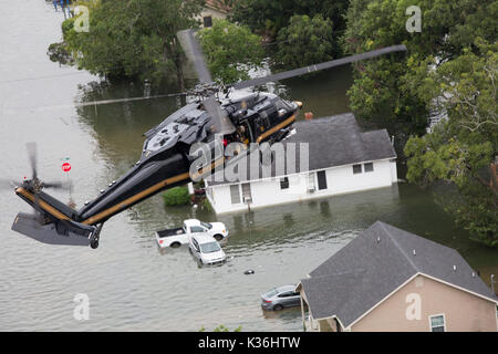 Beaumont, United States. 30 Aug, 2017. Ein U.S. CBP Air und Marine Operations aircrew Rescue Team fliegt gestrandeten Bewohner durch Hochwasser eingeschlossene in der Nachmahd des Hurrikans Harvey August 30, 2017 in Beaumont, Texas. Credit: Planetpix/Alamy leben Nachrichten Stockfoto