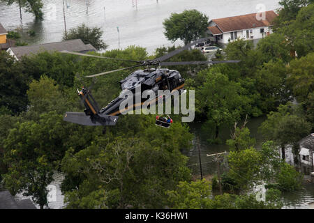 Beaumont, United States. 30 Aug, 2017. Ein U.S. CBP Air und Marine Operations aircrew Rescue Team hebt einen gestrandeten Bewohner durch Hochwasser eingeschlossene in einem rescue Warenkorb im Gefolge des Hurrikans Harvey August 30, 2017 in Beaumont, Texas. Credit: Planetpix/Alamy leben Nachrichten Stockfoto