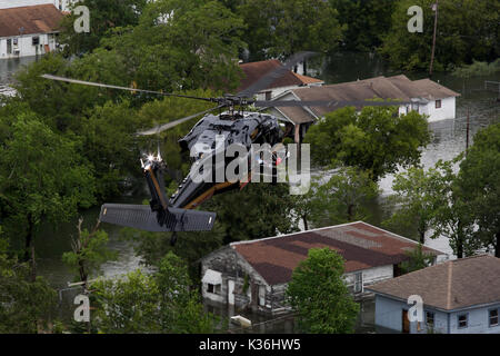 Beaumont, United States. 30 Aug, 2017. Ein U.S. CBP Air und Marine Operations aircrew Rescue Team hebt einen gestrandeten Bewohner durch Hochwasser eingeschlossene in einem rescue Warenkorb im Gefolge des Hurrikans Harvey August 30, 2017 in Beaumont, Texas. Credit: Planetpix/Alamy leben Nachrichten Stockfoto