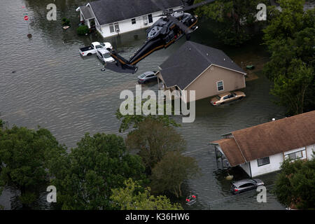 Beaumont, United States. 30 Aug, 2017. Ein U.S. CBP Air und Marine Operations aircrew Rescue Team hebt einen gestrandeten Bewohner durch Hochwasser eingeschlossene in einem rescue Warenkorb im Gefolge des Hurrikans Harvey August 30, 2017 in Beaumont, Texas. Credit: Planetpix/Alamy leben Nachrichten Stockfoto