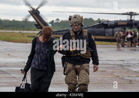 Beaumont, United States. 30 Aug, 2017. Us CBP Air und Marine Operations aircrew Rettungsmannschaften escort Bewohner in Sicherheit nach Hubschrauber Evakuierungen aus Ihren überfluteten Häusern in den Wirbelsturm Harvey 30. August 2017 in Beaumont, Texas. Credit: Planetpix/Alamy leben Nachrichten Stockfoto