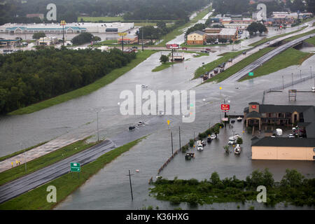 Beaumont, United States. 30 Aug, 2017. Autobahnen und Straßen in der Stadt durch das Hochwasser in der Nachmahd des Hurrikans Harvey 30. August überwältigt, 2017 in Beaumont, Texas. Credit: Planetpix/Alamy leben Nachrichten Stockfoto