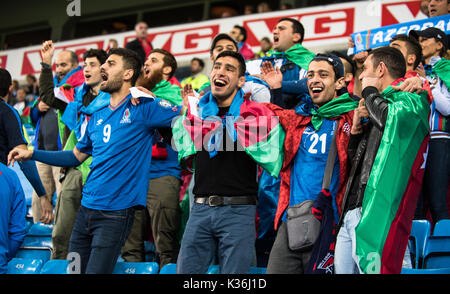 Oslo, Norwegen. 01 Sep, 2017. Norwegen, Oslo - September 1, 2017. Fußball-Fans von Aserbaidschan unterstützen Ihr Team während der WM-Qualifikationsspiel zwischen Norwegen und Aserbaidschan an Ullevaal Stadion in Oslo. Credit: Gonzales Foto/Alamy leben Nachrichten Stockfoto