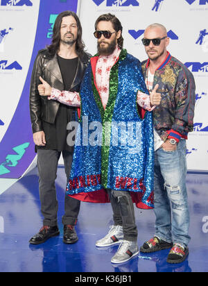 Inglewood, Kalifornien, USA. 27 Aug, 2017. 30 Sekunden zum Mars mit Jared Leto kommt an der 2017 MTV Video Music Awards Photo Zimmer im Forum in Inglewood/Los Angeles am Sonntag nachmittag statt. Quelle: David Bro/ZUMA Draht/Alamy leben Nachrichten Stockfoto