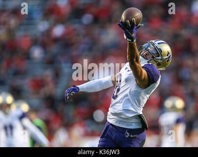 Piscataway, NJ, USA. 1. Sep 2017. Washington Huskies wide receiver Dante Pettis (8) macht eine zu fangen, bevor ein NCAA Football Spiel zwischen den Washington Schlittenhunde und die Rutgers Scarlet Knights am höchsten Punkt Lösungen Stadion in Piscataway, NJ. Mike Langish/Cal Sport Media. Credit: Csm/Alamy leben Nachrichten Stockfoto