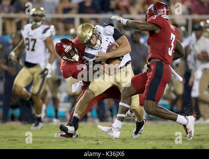 Boca Raton, Florida, USA. 1. Sep 2017. Navy Midshipmen Quarterback Zach Katrin (9) Ist nach einem grossen Gewinn durch Florida Atlantic Eulen linebacker Rashad Smith (7) und cornerback Shelton Lewis (3) in Boca Raton, Florida am 1. September 2017 gebracht. Credit: Allen Eyestone/der Palm Beach Post/ZUMA Draht/Alamy leben Nachrichten Stockfoto