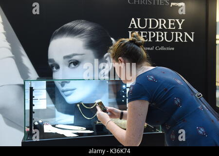 Hongkong, China. 1. Sep 2017. Ein Besucher nimmt Fotos personenbezogener Sammlungen von Schauspielerin Audrey Hepburn während einer Ausstellung in Hong Kong, South China, Sept. 1, 2017. Credit: Qin Qing/Xinhua/Alamy leben Nachrichten Stockfoto