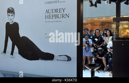 Hongkong, China. 1. Sep 2017. Journalisten machen Fotos von persönliche Sammlungen von Schauspielerin Audrey Hepburn während einer Ausstellung in Hong Kong, South China, Sept. 1, 2017. Credit: Qin Qing/Xinhua/Alamy leben Nachrichten Stockfoto