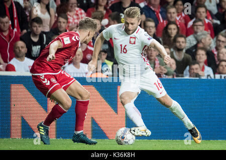 Kopenhagen, Dänemark. 01 Sep, 2017. Dänemark, Kopenhagen - September 1, 2017. Jakub Blaszczykowski (16) von Polen und Jens Stryger Larsen (L) von Dänemark während der WM-Qualifikationsspiel zwischen Dänemark und Polen bei Telia Parken in Kopenhagen gesehen. Credit: Gonzales Foto/Alamy leben Nachrichten Stockfoto