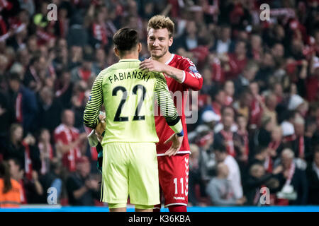 Kopenhagen, Dänemark. 01 Sep, 2017. Dänemark, Kopenhagen - September 1, 2017. Nicklas Bendtner von Dänemark grüßt der Polnische Torhüter und ex-Arsenal Kollege Lukasz Fabianski nach dem WM-Qualifikationsspiel zwischen Dänemark und Polen bei Telia Parken in Kopenhagen. Credit: Gonzales Foto/Alamy leben Nachrichten Stockfoto