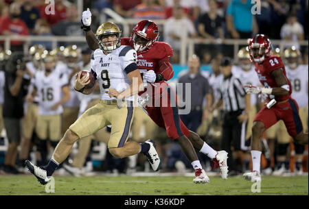 Boca Raton, Florida, USA. 1. Sep 2017. Navy Midshipmen Quarterback Zach Katrin (9) Ist nach einem grossen Gewinn durch Florida Atlantic Eulen linebacker Rashad Smith (7) und in Boca Raton, Florida am 1. September 2017 gebracht. Credit: Allen Eyestone/der Palm Beach Post/ZUMA Draht/Alamy leben Nachrichten Stockfoto