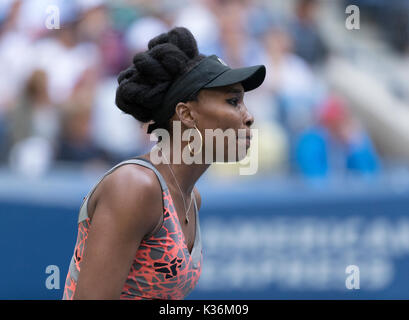 New York, Vereinigte Staaten. 01 Sep, 2017. New York, NY, USA - September 1, 2017: Venus Williams aus den USA reagiert während der Match gegen Marla Sakkari von Griechenland bei uns Offene Meisterschaften an Billie Jean King National Tennis Center Credit: Lev radin/Alamy leben Nachrichten Stockfoto