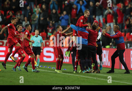 Prag, Tschechische Republik. 01 Sep, 2017. Vladimir Darida (unsichtbar) der Tschechischen Republik feiert seine 1-1 Equalizer mit Mannschaftskameraden während der Fußball WM Qualifikation Gruppe Gruppenspiel zwischen Deutschland und der Tschechischen Republik in der Eden-Arena in Prag, Tschechische Republik, 01. September 2017. Foto: Jan Woitas/dpa/Alamy leben Nachrichten Stockfoto