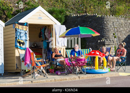 Bournemouth, Dorset, Großbritannien. Sept. 2017. Wetter in Großbritannien: Schöner, sonniger Tag am Strand von Bournemouth, wenn Besucher früh dorthin kommen, um am dritten Tag des Bournemouth Air Festivals einen guten Platz zu finden. Familienerholung an der Strandpromenade vor der Strandhütte. Credit: Carolyn Jenkins/Alamy Live News Stockfoto