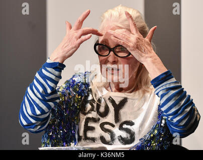 Berlin, Deutschland. 01 Sep, 2017. Britische Mode Designerin Vivienne Westwood spricht während einer Podiumsdiskussion auf der Bread & Butter Fashion Festival in Berlin, Deutschland, 01. September 2017. Foto: Jens Kalaene/dpa-Zentralbild/ZB/dpa/Alamy leben Nachrichten Stockfoto