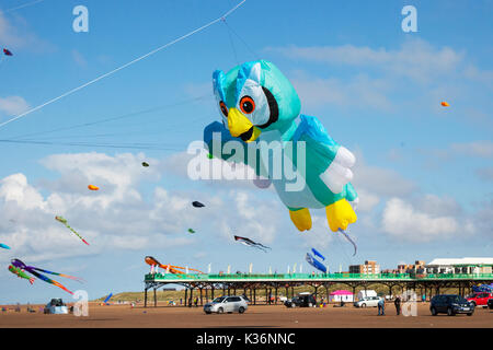 Lytham St Annes, Blackpool, 2. September, 2017. St. Anne's Kite bird Festival. Der Himmel über Saint Annes on Sea, direkt am Meer, Waren überschwemmt mit Farbe wie fabelhaft grossen Drachen in der Luft auf den Strand in der Nähe der Pier. Die Veranstaltung Single Line Kites in allen Formen und Größen, wie fliegen Eulen zusammen mit 2- und 4-line Lenkdrachen. Stockfoto