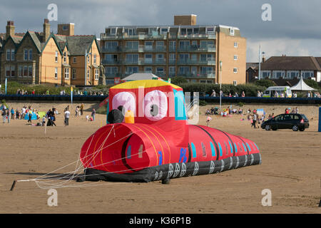 Lytham St Annes, Blackpool, 2. September, 2017. St. Annes kite Festival. Der Himmel über Saint Annes on Sea, direkt am Meer, wurden mit Farbe als fabelhafte Anzeige Drachen & kids awash Zug Boden bouncer auf die Luft am Strand neben der Seebrücke. Die Veranstaltung mit einer Leitung Peter Lynn kites in allen Formen und Größen, und einen roten Zug. Stockfoto