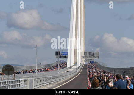 South Queensferry, Schottland, Großbritannien. 2. September 2017. Als Teil der Queensferry Kreuzung Erfahrung, 50.000 Menschen, die in einem öffentlichen online Stimmzettel erfolgreich waren, sind in der Lage, die Öffnung der Brücke zu Fuß über es, während es vorübergehend für den Verkehr gesperrt ist, zu feiern. Credit: Iain Masterton/Alamy leben Nachrichten Stockfoto