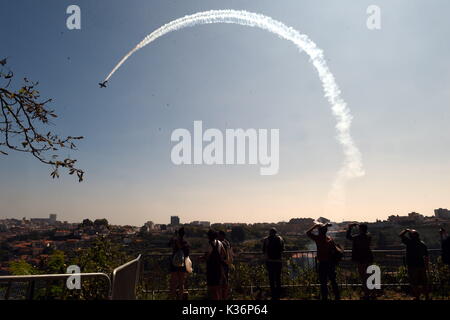 Porto, Portugal. 1. Sep 2017. Ein Flugzeug ist auf eine Schulung über den Fluss Douro vor 2017 Red Bull Air Race in Porto, Portugal, Sept. 1, 2017 gesehen. Das Rennen ist in Porto an Sept. 2 bis 3 statt. Credit: Zhang Liyun/Xinhua/Alamy leben Nachrichten Stockfoto