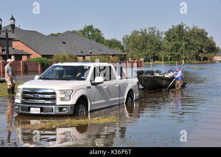 Houston, USA. 31 Aug, 2017. Lokale chinesische Fishing Club Mitglieder auf Fertig stellen, um die Rettung in Houston, USA, Nov. 31, 2017. Wenn der stärkste Hurrikan seit Jahrzehnten schlug Südosttexas und brachte schwere Überschwemmungen auf den Bereich, der 47-jährige Gao Mingjiang und seine Freunde in einem lokalen chinesischen Fishing Club eine bessere Möglichkeit, ihr Boot zu benutzen - die Rettung von Menschen, die sich in Gewässern gefangen wurden gefunden. Credit: Liu Liwei/Xinhua/Alamy leben Nachrichten Stockfoto