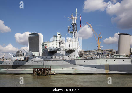 London, UK, 2. September 2017, HMS Belfast günstig auf der Themse unter blauem Himmel, da die Temperaturen allmählich nach unten in Richtung Herbst © Keith Larby/Alamy Live News cool Stockfoto