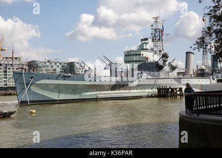 London, UK, 2. September 2017, HMS Belfast günstig auf der Themse unter blauem Himmel, da die Temperaturen allmählich nach unten in Richtung Herbst © Keith Larby/Alamy Live News cool Stockfoto