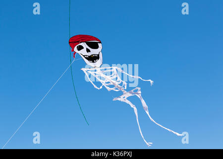 Skelton Kite in Lytham St Annes, Blackpool, 2nd. September 2017. St. Annes Drachenfest. Der Himmel über Saint Annes-on-Sea, das Meer war von Farbe überflutet, während fabelhafte Schaudrachen auf dem Strand neben dem Pier in die Luft gingen. Die Veranstaltung bot einlinige Drachen in allen Formen und Größen, einschließlich dieses fliegenden Skelett Drachen mit 2-line und 4-line Stunt Drachen. Quelle: MediaWorldImages/Alamy Live News. Stockfoto