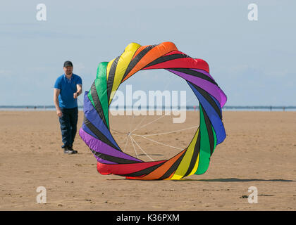 Spiral Rotating Kites in Lytham St Annes, Blackpool, 2nd. September 2017. St. Annes Drachenfest. Der Himmel über Saint Annes-on-Sea, das Meer war von Farbe überflutet, während fabelhafte Schaudrachen auf dem Strand neben dem Pier in die Luft gingen. Die Veranstaltung bot einlinige Drachen in allen Formen und Größen, einschließlich dieser Gyrokite und Windmill Kite, 2-line und 4-line Stunt Drachen. Kredit: MedaiWorldImages/Alamy Live Nachrichten. Stockfoto