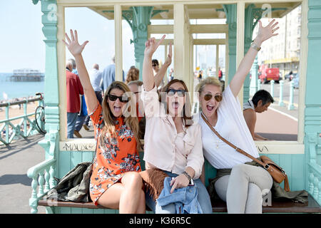 Brighton, UK. 2. Sep 2017. Diese jungen Damen genießen Sie die warme Sonne heute auf Brighton Seafront aber nass Wetter ist aufgrund der Schleife in aus dem Westen Morgen: Simon Dack/Alamy leben Nachrichten Stockfoto