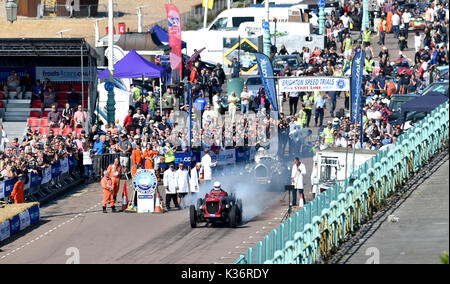 Brighton, UK. 2. Sep 2017. Eine alte Napier Bentley setzt sich in einer Wolke von Rauch entlang Madeira Drive im Brighton Speed Trials am Meer statt. Über 200 Autos und Motorräder Line up ein wertungslauf Madeira Drive erreichen hohe Geschwindigkeiten: Simon Dack/Alamy Leben Nachrichten zu nehmen Stockfoto