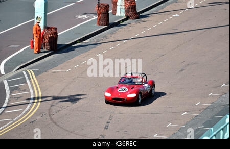 Brighton, UK. 2. Sep 2017. Ein Autorennen auf Madeira Drive im Brighton Speed Trials am Meer statt. Über 200 Autos und Motorräder Line up ein wertungslauf Madeira Drive erreichen hohe Geschwindigkeiten: Simon Dack/Alamy Leben Nachrichten zu nehmen Stockfoto