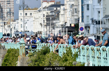 Brighton, UK. 2. Sep 2017. Die Brighton Speed Trials von großen Massen von motorsport Enthusiasten entlang Madeira Drive an der Küste in hellen, sonnigen Wetter heute beobachtet. Über 200 Autos und Motorräder Line up ein wertungslauf Madeira Drive erreichen hohe Geschwindigkeiten: Simon Dack/Alamy Leben Nachrichten zu nehmen Stockfoto